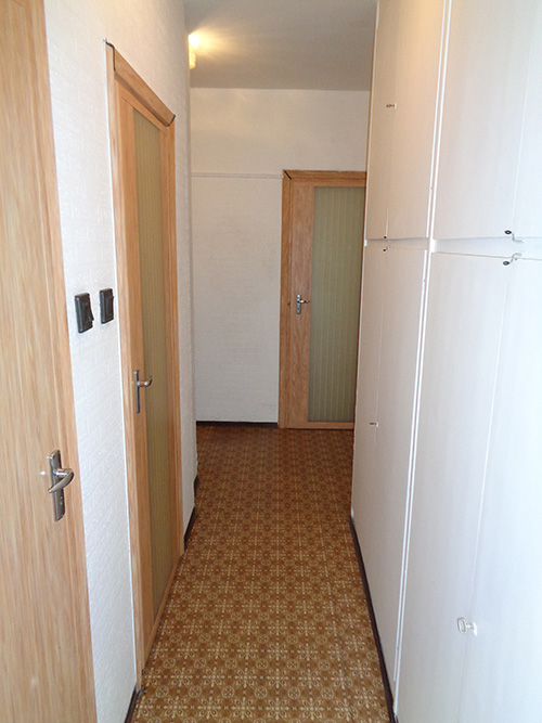 M�sf�l szob�s v�ci t�vf�t�ses panellak�s el�szoba