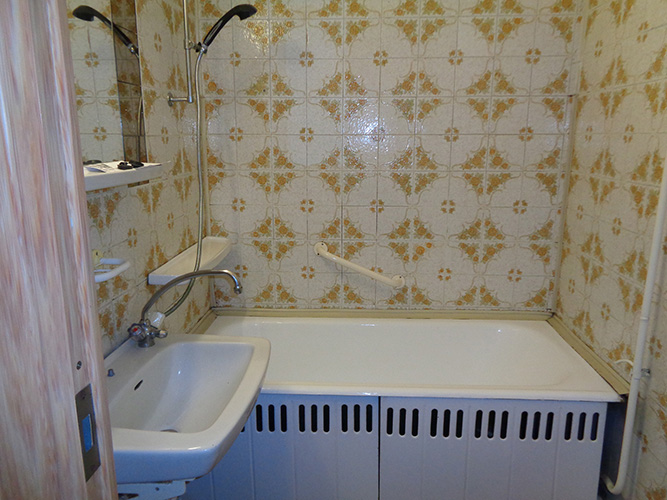 M�sf�l szob�s v�ci t�vf�t�ses panellak�s f�rd�szoba