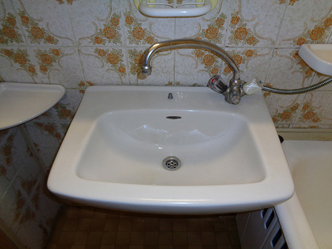 M�sf�l szob�s v�ci t�vf�t�ses panellak�s mosd�